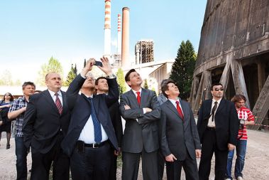 Vladna delegacija na obisku šoštanjske termoelektrarne, 25. maja (na sliki: Milan Medved, direktor Premogovnika Velenje, Roko Žarnić, minister za okolje, Uroš Rotnik, direktor Termoelektrarne Šoštanj, Borut Pahor, predsednik vlade, Borut Meh, generalni direktor HSE)