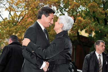 In Žabarji za svojega pravdnega kralja, za svojega &ldquo;folmahtarja&rdquo;, izvolijo Rometovega Matevža. (Pahorjev Borut.) Problem je v tem, da je Matevž romantično zapleten s Petričkovo Katrico, punco iz Podgorice. (Kosorjeva Jadranka.) Toda s poroko ni nič: populizem, ki ga za sabo potegne pravdanje, ju loči.