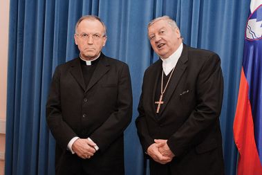 Na novoimenovani ljubljanski nadškof metropolit msgr. dr. Anton Stres in dosedanji ljubljanski nadškof metropolit msgr. mag. Alojz Uran. Med njima je ena temeljna razlika &ndash; Urana praviloma bolj zanimata verniki in vera, Stres pa poleg tega ne pozablja na politiko in politike.