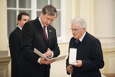 Predsednik Danilo T&uuml;rk je Tomaža Ertla odlikoval za zasluge pri vodenju akcije Sever, s katero je slovenska policija leta 1989 preprečila Miting resnice v Ljubljani, s katerim so hoteli nastavljeni mitingaši iz Srbije spametovati slovensko vodstvo in javnost