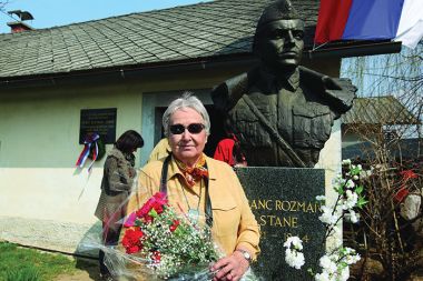 Dr. Zora Konjajev ob spomeniku Francu Rozmanu Stanetu ob stoletnici njegovega rojstva