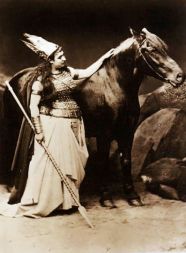 Igralka Amalia Materna, Br&uuml;nnhilda v prvi uprizoritvi Nibelunškega prstana (Bayreuth Grane 1876)