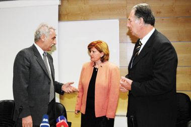 Darja Vižintin Zupančič, direktorica Združenja zdravstvenih zavodov Slovenije: &raquo;Podatki, ki smo jih zbrali doslej, kažejo, da se bodo do leta 2010 plače v zdravstvu zvišale za 29 odstotkov.&laquo;