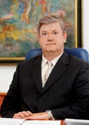 Darko Žiberna, državni sekretar na ministrstvu za zdravje: &raquo;ZZZS v javnosti sistematično predstavlja najbolj črnoglede scenarije. Pri tem pa ne pove, da so se plače zaposlenih v zdravstvu od leta 2000 do danes sistematično zniževale in da so najbolj zaostajale v primerjavi s celotnim javnim sektorjem, pa tudi v primerjavi z gospodarstvom.&laquo;