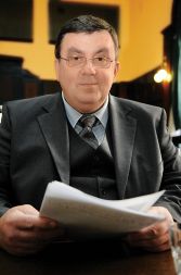 Samo Fakin, generalni direktor Zavoda za zdravstveno zavarovanje Slovenije: &raquo;Ko sem pred skoraj enim letom opozarjal, da bo predvideni dvig plač v zdravstvu ogrozil vzdržnost zdravstvene blagajne, so mi očitali, da pretiravam in brez potrebe zganjam paniko. Zdaj se je izkazalo, da sem bil še premalo črnogled.&laquo;