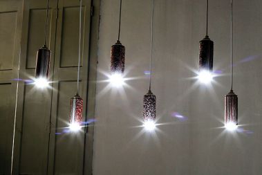 Pločevinke sprejev za grafite, ki jih je Aleš Arnež recikliral v luči, bodo na ogled v ljubljanski Galeriji Vžigalica v okviru festivala Svetlobna gverila