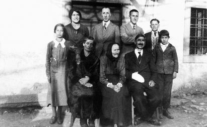 Družina Zlobec: sedijo mama, stara mama in oče, stojijo sestri Marija in Berta ter bratje Berto, Mario, Tone in Ciril (februar 1935)