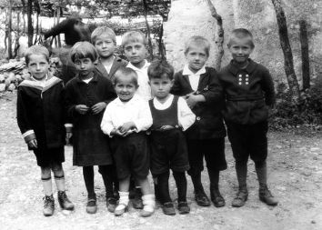 Ciril v beli srajci z vaško otročadjo v rodnih Ponikvah (1929)