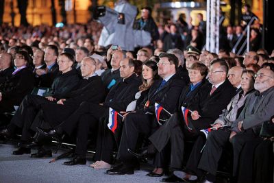 na površje, in odkrivanjem nesmrtnih duš laži in prevare.