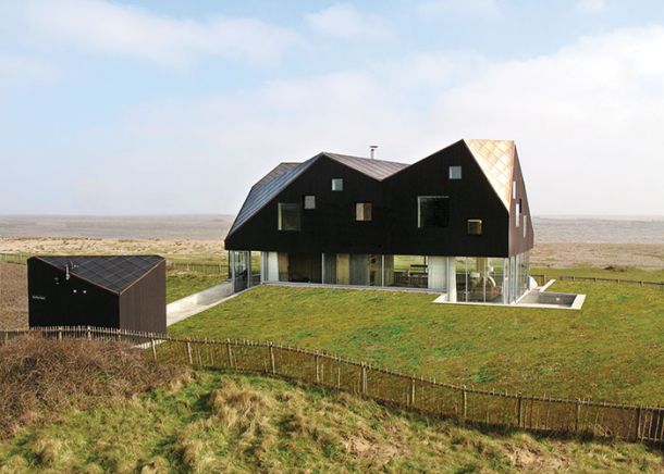 Dune House je odlična reinvencija in reinterpretacija angleške obalne stanovanjske gradnje. Stavba ima kompleksno geometrijo strehe, ki je referenčna za obalne stavbe, a vendar je oblikovana prepoznavno in sodobno. Jarmund/Vigsn&aelig;s Architects so v zgornjem nadstropju želeli oblikovati več kot le prostore za spanje. Zato ima vsaka od štirih sob tudi kopalno kad, ob kateri je okno, tako da lahko tisti, ki se namaka, hkrati opazuje Severno morje in okoliške travnike. V zgornjem nadstropju so še ločena kopalnica in stranišče ob vsaki sobi, manjša knjižnica ter terasa na strehi.