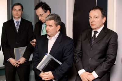 Gospodarska okostnica prihajajoče vladne ekipe SDS: Marko Pogačnik, bivši predsednik uprave SOD, Žiga Turk, bivši minister za razvoj, Andrej Vizjak, bivši minister za gospodarstvo, in Andrej Šircelj, bivši državni sekretar na ministrstvu za finance, na obisku na Gospodarski zbornici Slovenije