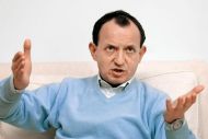 Prof. dr. Zoran M. Arnež, predstojnik tržaške klinike za plastično kirurgijo in predstojnik katedre za plastično kirurgijo in opekline na medicinski fakulteti v Trstu: &raquo;Močno dvomim, da se bodo z uvedbo obvezne dajatve odpravile težave zdravstvene blagajne. Predvsem pa ne verjamem, da se bodo zdravstvene zavarovalnice kar tako odrekle svojemu najpomembnejšemu produktu.&laquo;