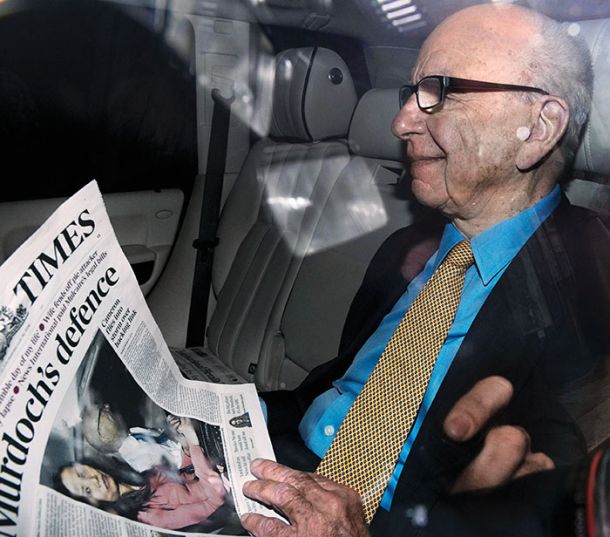 Rupert Murdoch, medijski magnat, ki po nekaterih podatkih nadzoruje več kot 70 odstotkov medijskega trga v Avstraliji, skoraj 40 odstotkov v ZDA in &raquo;samo&laquo; 20 odstotkov v Veliki Britaniji, kjer ima v lasti The Sun, The Times, Sunday Times. Na sliki dan po zaslišanju z naslovnico &raquo;svojega&laquo; časopisa.