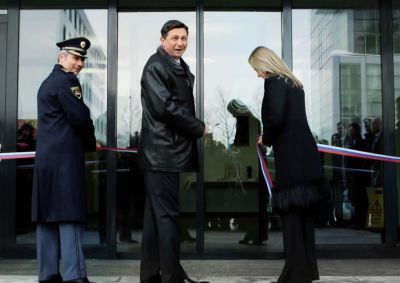 Otvoritev spornih prostorov Nacionalnega preiskovalnega urada na Dimičevi v Ljubljani leta 2010, ki so ta teden kresnili tudi ministrico Kresalovo.