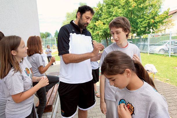 VLADE DIVAC, PROSTOVOLJSKA AKCIJA ZA PREUREDITEV ŠOLSKEGA IGRIŠČA OŠ LIVADA, NBA IN SLOVENSKA FILANTROPIJA, LJ | Borut Krajnc