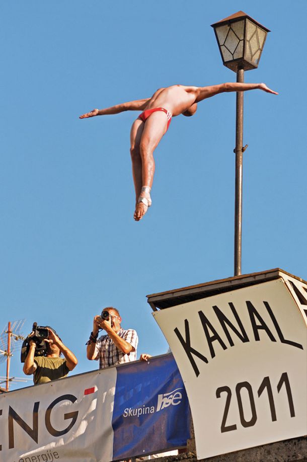TRADICIONALNI SKOKI S 17-METRSKEGA MOSTU, KANAL NA SOČI | Domen Repnik