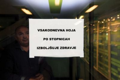 Presenečeni Darjan Košir, direktor Urada za komuniciranje, pri vhodu v vladne prostore