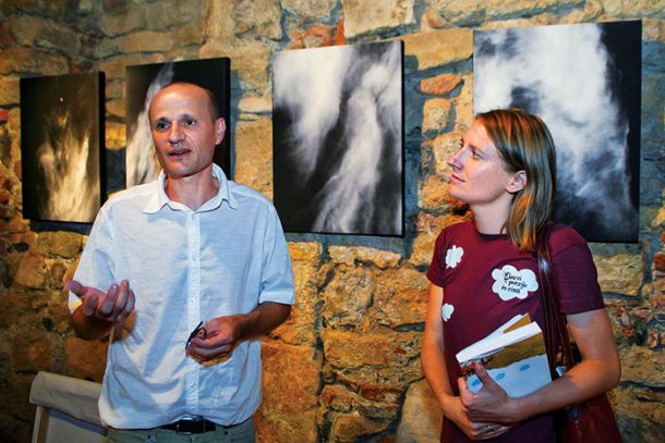 AVTOR POET DUŠAN ŠAROTAR IN DIREKTORICA FESTIVALA JELKA CIGLENEČKI, MUZIKAFE, PTUJ, ODPRTJE FOTOGRAFSKE RAZSTAVE »DUŠE«, DNEVI POEZIJE IN VINA 2011 | Boris B. Voglar