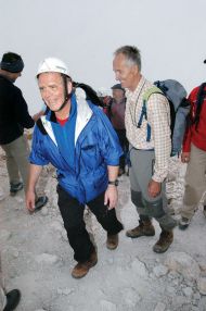 Utrujeni ameriški veleposlanik Robertson pri lazenju na Triglav