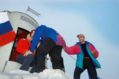 Krst na Triglavu: veleposlanik Robertson je Janši nastavil svojo rit in Janez je z veseljem lopnil po njej.