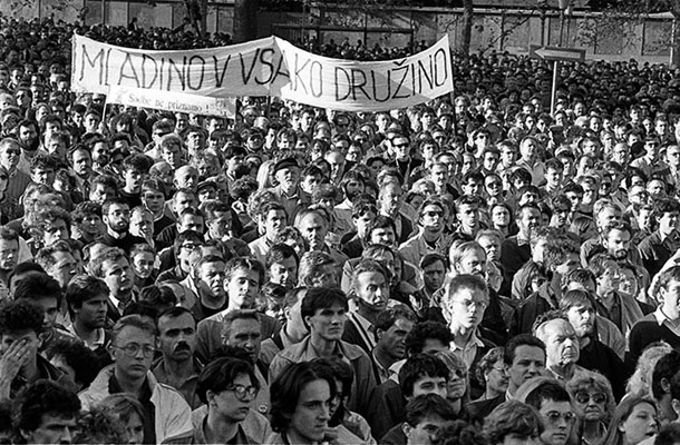 Demonstracije v podporo obsojeni četverici JBTZ 8. maja 1989 na Kongresnem trgu v Ljubljani. V prvi vrsti (tretji z leve z očali) sedemnajstletni Grega Repovž, takrat praktikant pri Mladini, danes odgovorni urednik Mladine