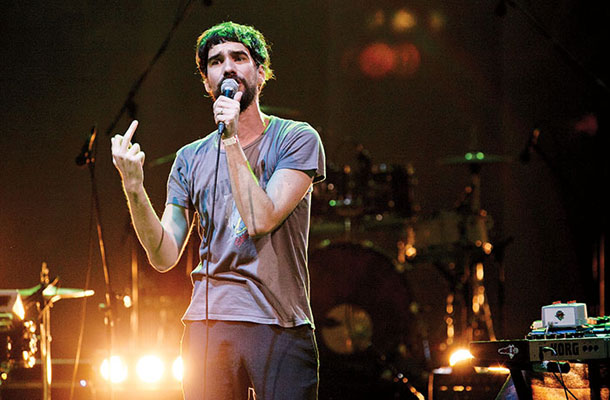 N&rsquo;toko je navdušil z minimalističnim, energičnim in družbeno kritičnim nastopom.