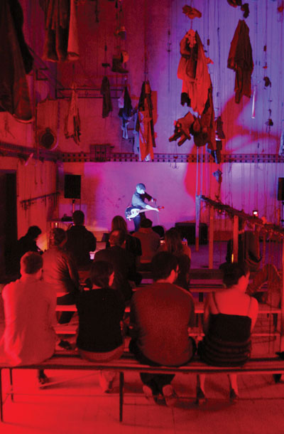 KITARSKI VIRTUOZ ERIC ARN, FESTIVAL EKSPERIMENTALNE GLASBE ŠINA 2011, RUDNIK ŽIVEGA SREBRA, IDRIJA | GREGOR ZUPANČIČ