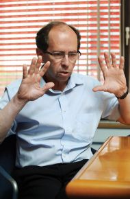 Po mnenju dekana Ekonomske fakultete v Ljubljani in nekdanjega finančnega ministra dr. Dušana Mramorja je skrb zbujajoča hitra dinamika rasti našega javnega dolga.