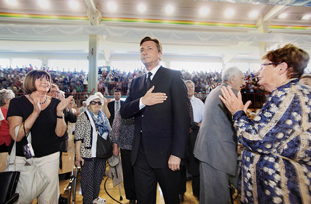 Borut Pahor ob stoječih ovacijah na proslavi ob obletnici priključitve Primorske matični domovini v Renčah, 24. septembra 2011 | Borut Krajnc