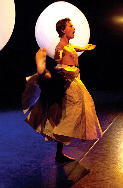 Plesni solo Off – Beat Milana Tomášika, premiera, Festival Ex-ponto 2011 v PTL | Nada Žgank
