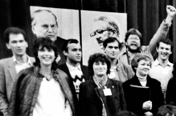 Na fotografiji iz leta 1982, ki je bila posneta na kongresu socialistične mladine v Novem mestu, pod Titovo in Kardeljevo sliko ponosno stojita tudi Janez Janša in Igor Bavčar.