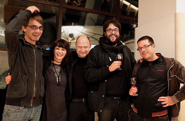 Avtorji Matej Povše, Miha Fras, Jaka Gasar, Luka Cjuha in galeristka Lora Power, fotografska razstava »Junaki brez kril«, galerija Internacionala, Španski borci, LJ | Kaja Pogačar