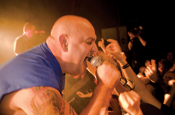 Pevec Mensi, koncert punk legende Angelic Upstarts, Mostovna, Nova Gorica | Sebastijan Iskra